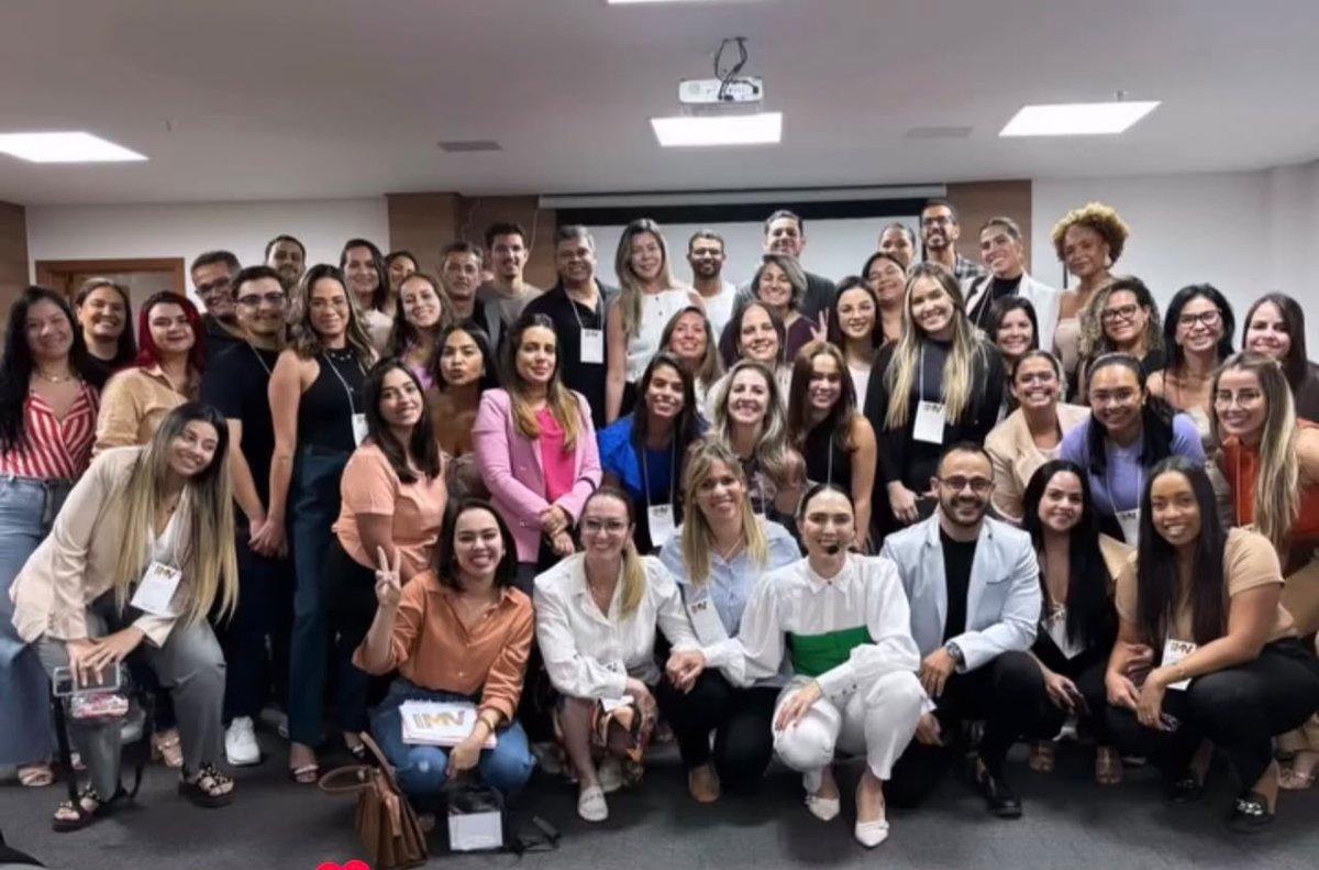 Turma da Imersão Método Vender reunida na sala de treinamento